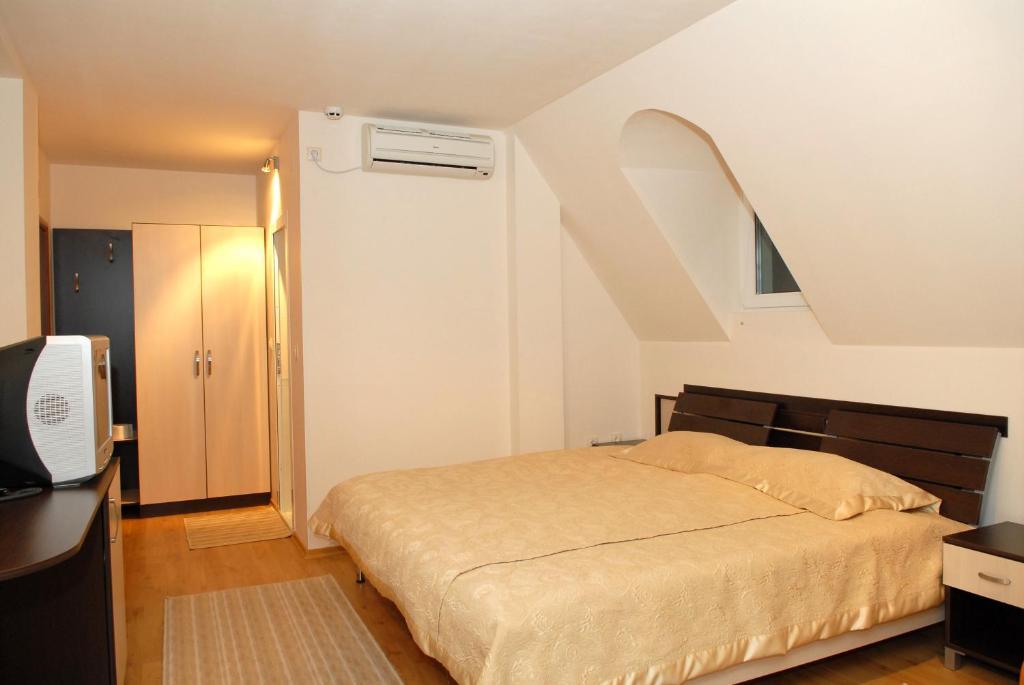 סנדנסקי Hotel Avis מראה חיצוני תמונה