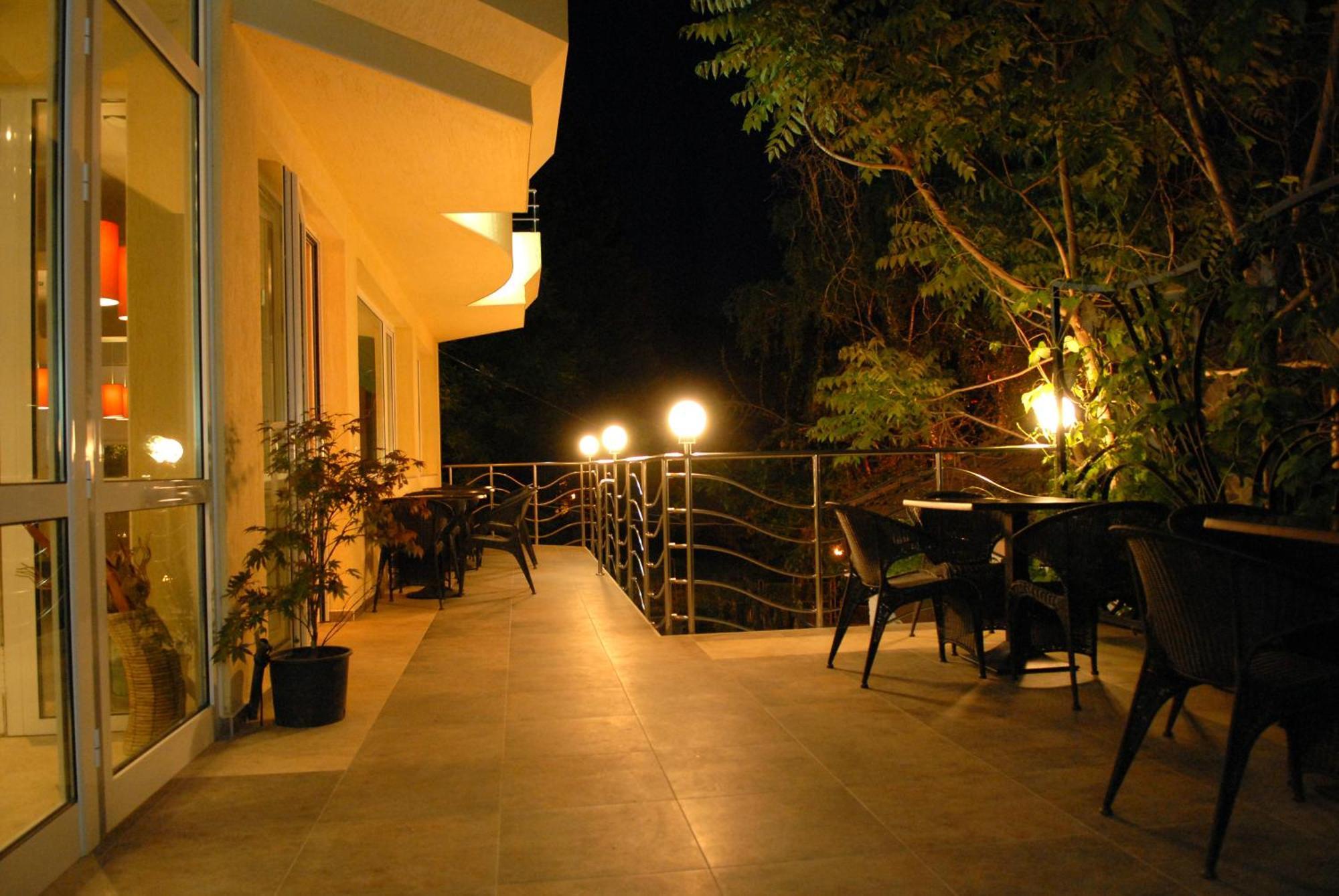 סנדנסקי Hotel Avis מראה חיצוני תמונה