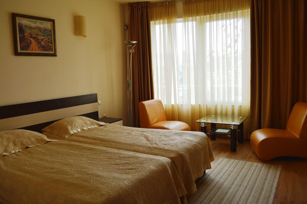 סנדנסקי Hotel Avis מראה חיצוני תמונה