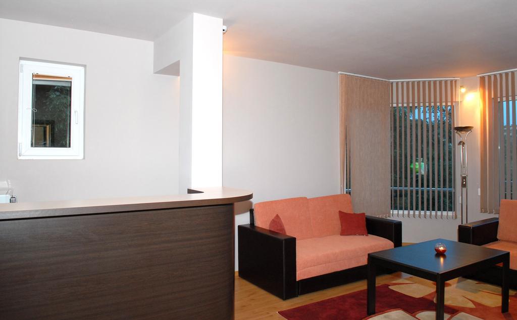 סנדנסקי Hotel Avis מראה חיצוני תמונה